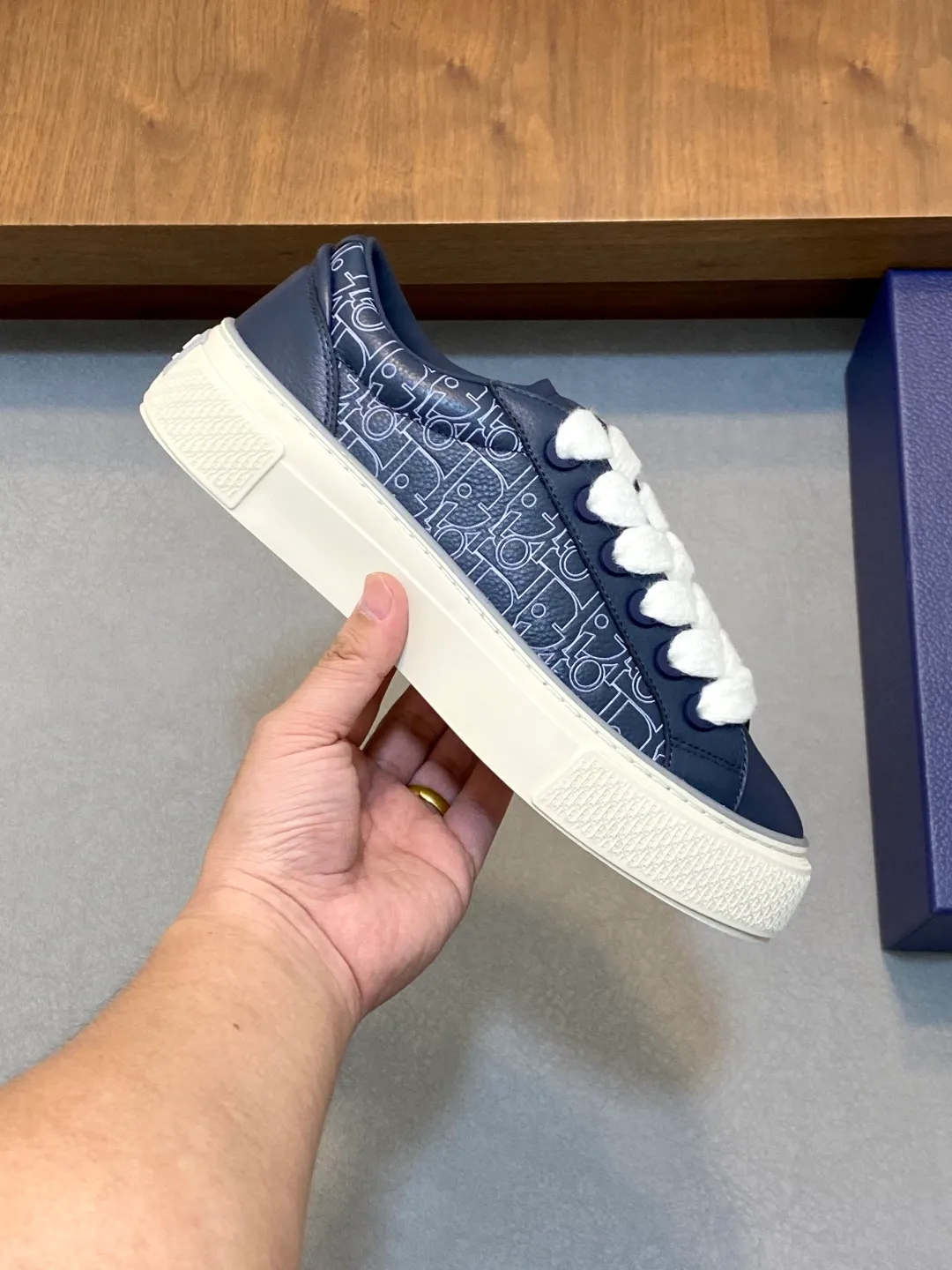 Factory price: 438💰Dior Crafted from navy and white jacquard with Oblique print and suede panels, it features a distinctive padded tongue embossed with the Dior signature, wide navy mohair laces and brass eyelets with a matte tonal finish. White rubber sole with Dior Oblique pattern, enhanced by a contrasting Dior 30 Avenue Montaigne signature on the rear. It can add fashionable temperament to casual looks. Exquisite packaging at the delivery counter🛍📦 ▪️ Fabric: Original customized Oblique presbyopia + cowhide ▪️ Lining: Original customized sheepskin + breathable mesh ▪️ Sole: Original molded anti-slip rubber material ▪️ Bottom thickness: 4CM ▪️ Size: Men's 38-45 (customized for 38, 45)